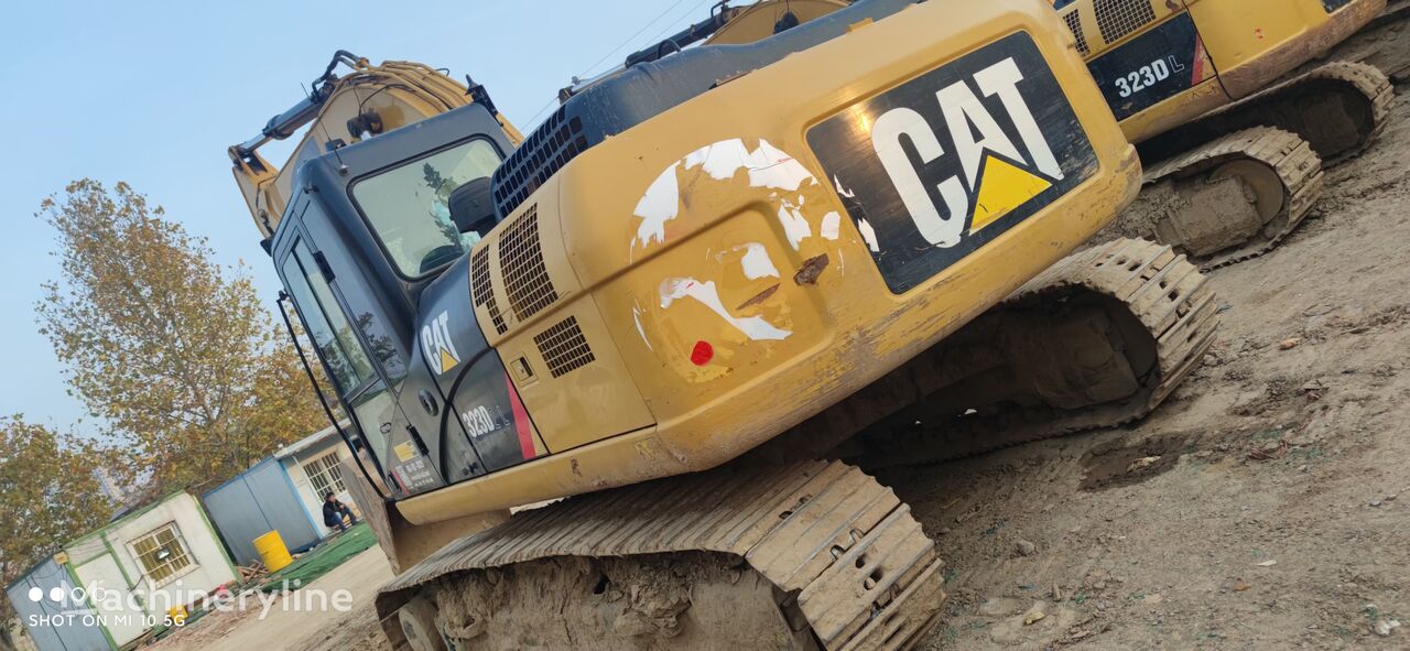 CATERPILLAR 323D2L tracked excavator